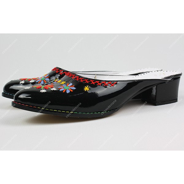 CHINELA REGIONAL CRIANÇA BORDADA COM SOLA COURO