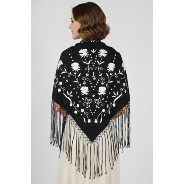 XAILE COM FRANJA E BORDADO MANUAL BRANCO